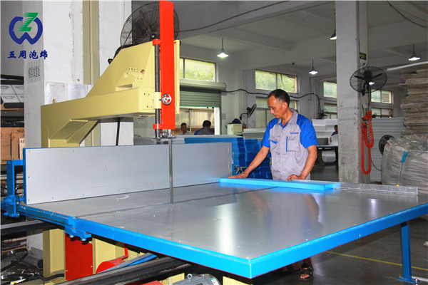 裁床作業(yè)中 裁床作業(yè)中